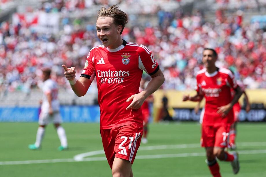 Andreas Schjelderup comemora gol que deu a vitória ao Benfica sobre o Bayern de Munique.