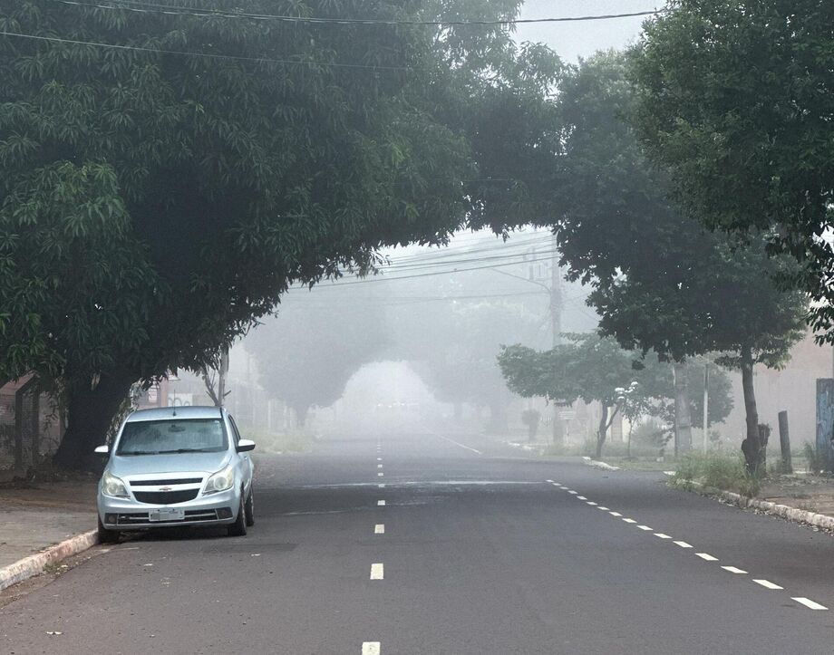Sexta-feira começa com neblina e temperaturas amenas; nova frente fria se aproxima.