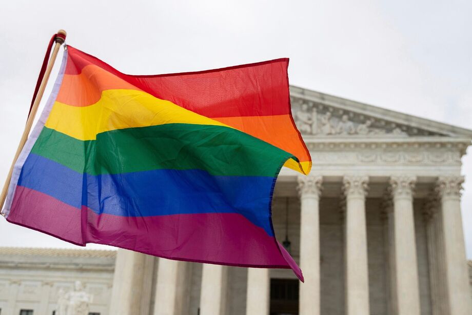 Bandeira LGBTQIAP+ é vista em frente ao prédio da Suprema Corte dos EUA