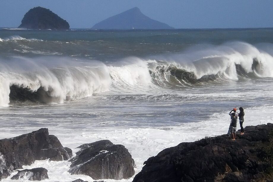 Ondas podem chegar aos cinco metros de altura entre o litoral norte paulista e a Região dos Lagos, no Rio, segundo Marinha. Na foto, praia de Boiçucanga, em São Sebastião (SP), em dia de ressaca.