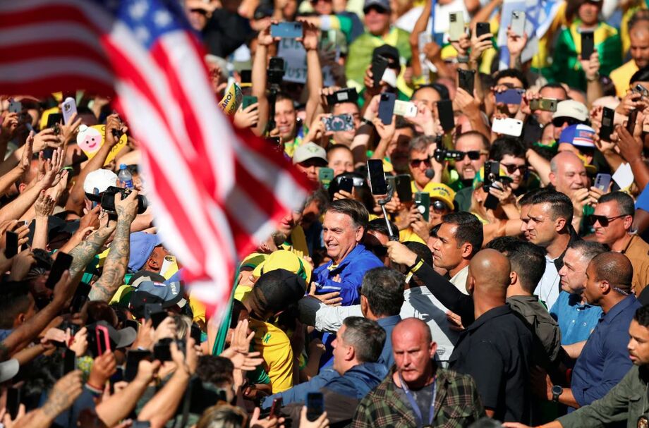 Ato de Bolsonaro na Paulista reuniu bandeiras do Brasil, dos EUA e de Israel, além de pedidos de ajuda para o governo Trump.