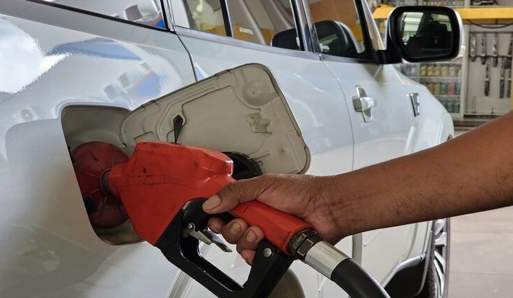O preço médio do litro da gasolina comum, para pagamentos em dinheiro ou débito, recuou 1,36%