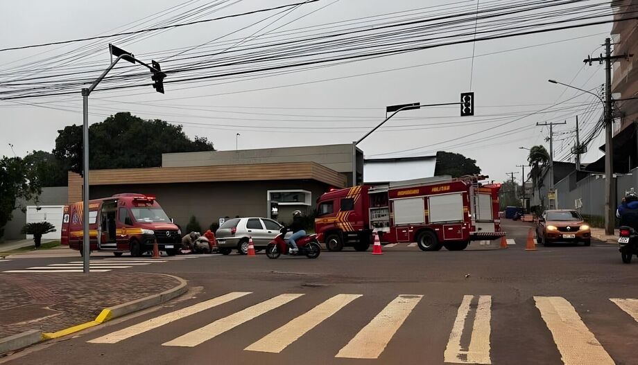 Equipe do Corpo de Bombeiros atende motociclista ferido após colisão com carro no cruzamento da Cacildo Arantes com a Doutor Zerbini, em Campo Grande.