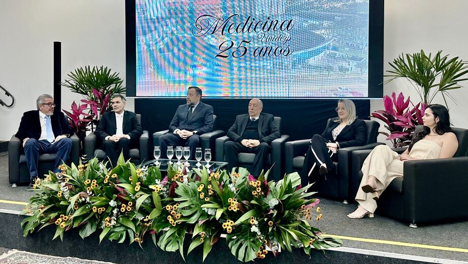 O professor Pedro Chaves (centro) foi homenageado