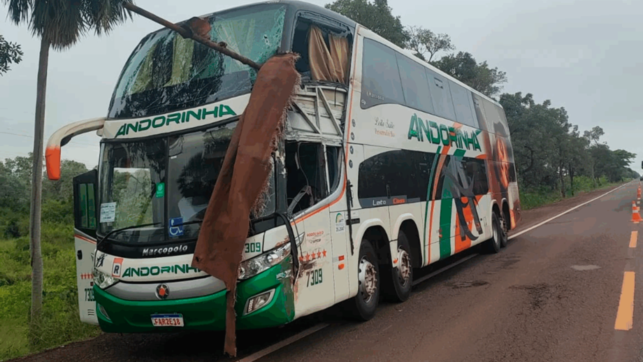Barra que soltou do caminhão atingiu o ônibus e os passageiros das primeiras poltronas