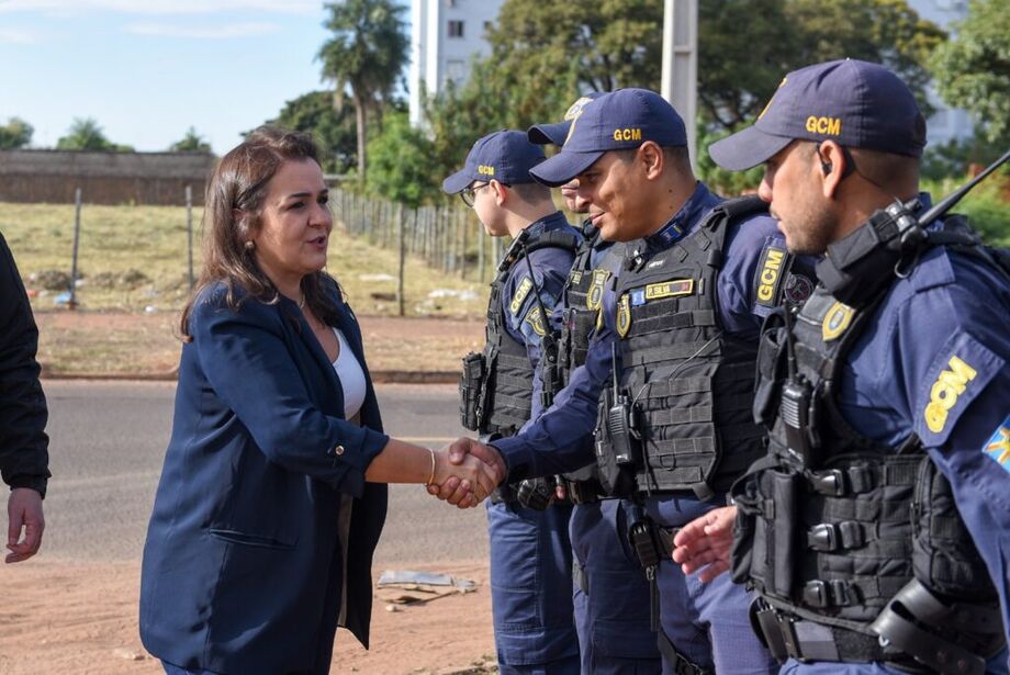 Prefeita Adriane Lopes cumprimenta os agentes da Guarda Civil Metropolitana