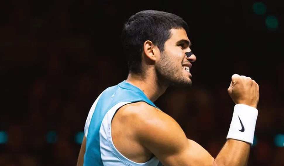 Carlos Alcaraz comemora ponto durante vitória nas quartas de final do Torneio de Queen's; espanhol chegou à 40ª vitória na temporada.