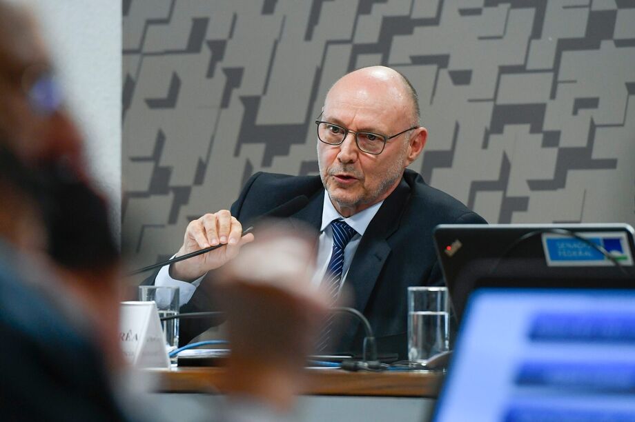 O diretor-geral da Abin, Luiz Fernando Corrêa, foi indiciado pela PF; servidores da agência cobram demissão.
