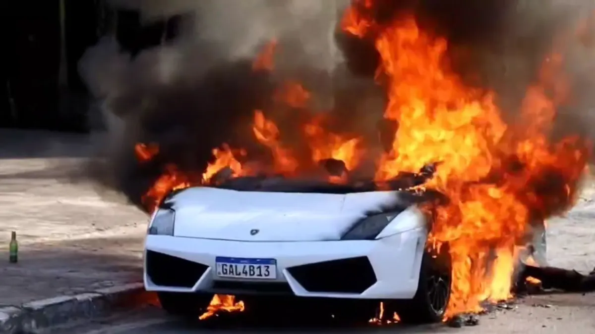 Lamborghini de R$ 1 milhão pega fogo em Goiânia; vídeo mostra chamas destruindo carro de luxo