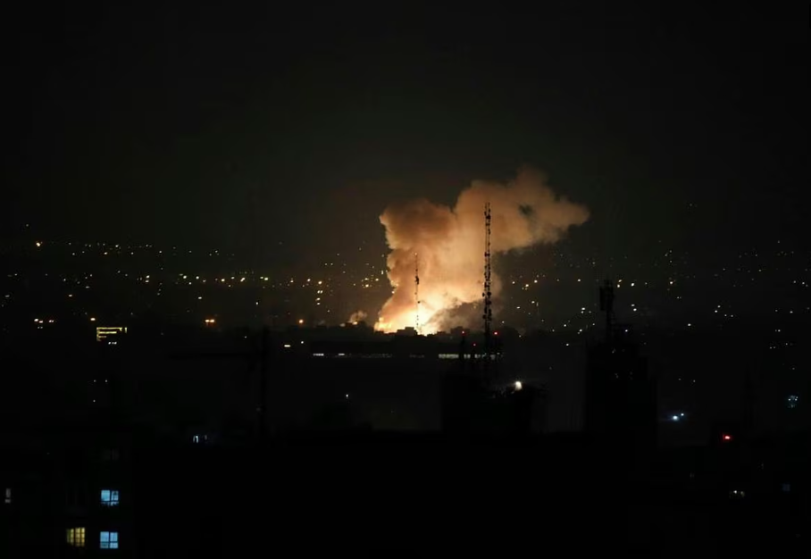 Fumaça sobe de um ataque em Teerã, Irã, por Israel na sexta-feira, 13 de junho de 2025.