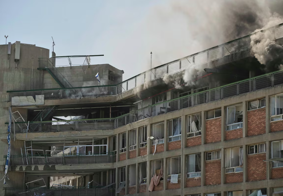 Fumaça sobe de um prédio do complexo hospitalar de Soroka, em Israel, após ser atingido por um míssil disparado do Irã.