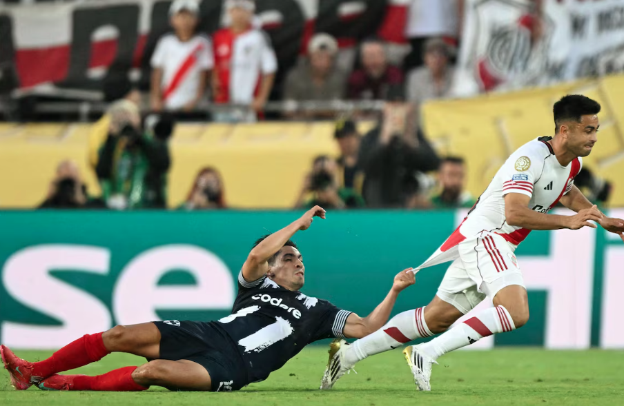 Monterrey e River Plate fizeram jogo de muitas faltas no Mundial de Clubes.