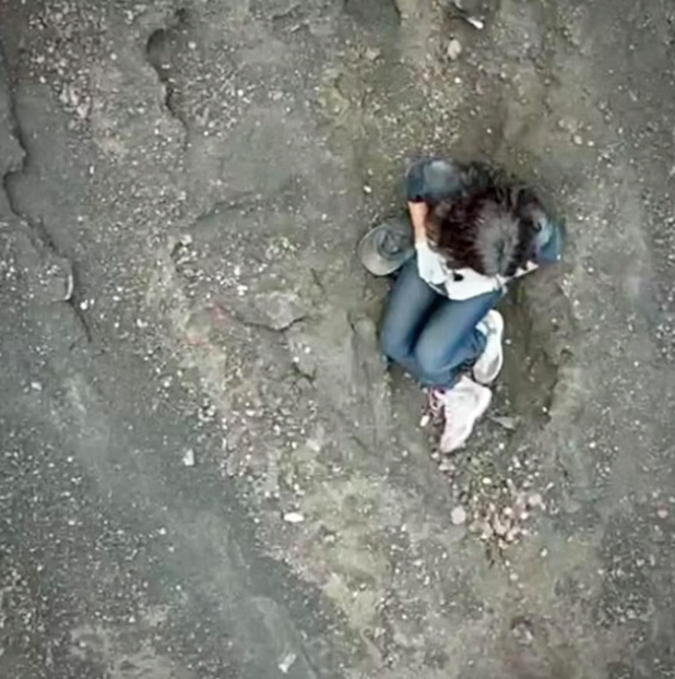 Drone registrou imagens da brasileira após quadra durante trilha na Indonésia.