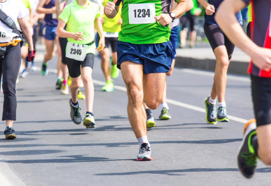 Cada vez mais popular no Brasil, corrida de rua exige cuidados, sobretudo se a intenção é participar de provas de longa distância.