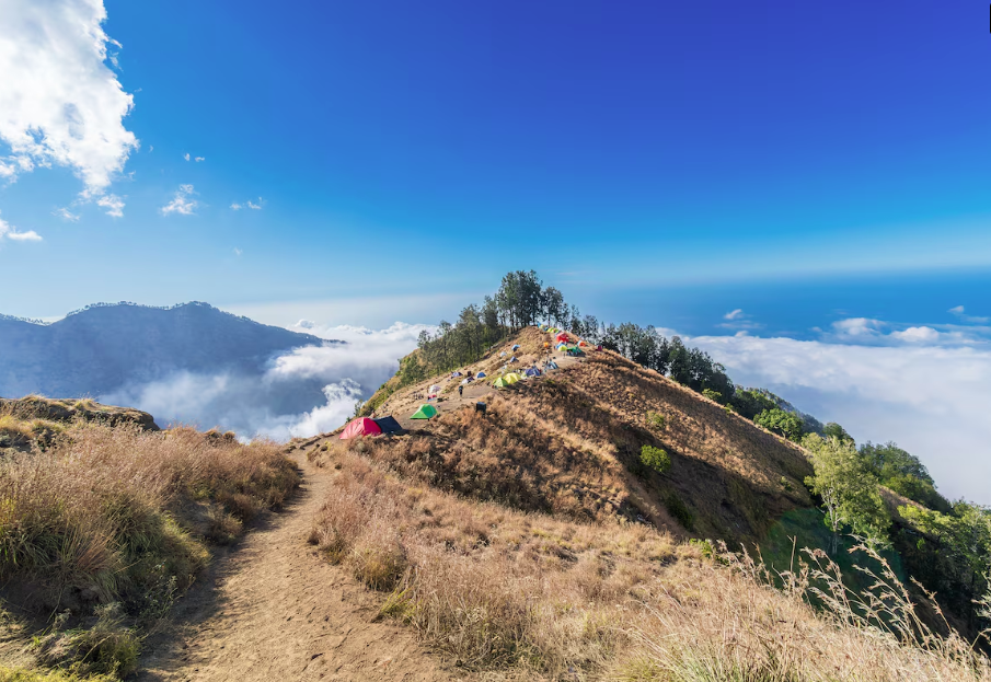 Barracas de visitantes em trecho do Parque Nacional Monte Rinjani.