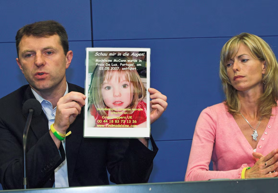 Gerry e Kate McCann, pais de Madeleine, mostram foto da filha em coletiva de imprensa em 2007.