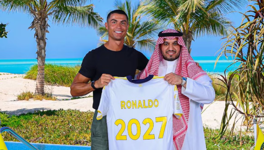 Cristiano Ronaldo renovou com o Al-Nassr até o ano de 2027.