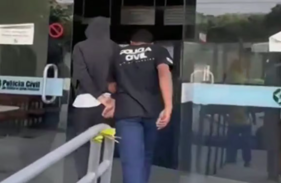 Adolescente é conduzido por policial civil à delegacia de Itaperuna, responsável pela investigação.