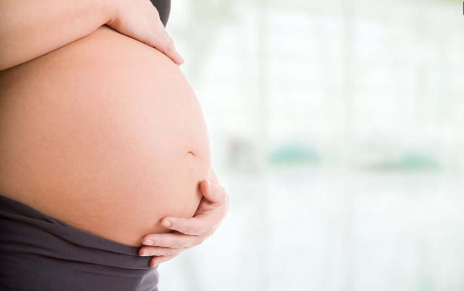 Brasileiras estão adiando a maternidade e tendo cada vez menos filhos, segundo o IBGE. Aumentou também o número de mulheres sem descendentes.