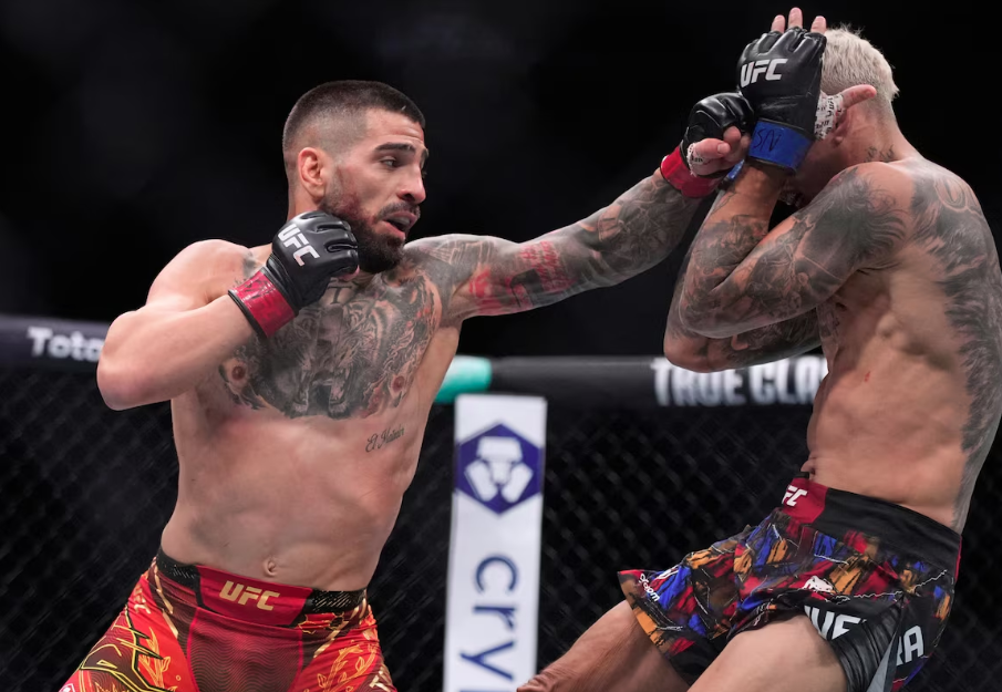 Charles Do Bronx é nocauteado por Ilia Topuria no UFC 317.
