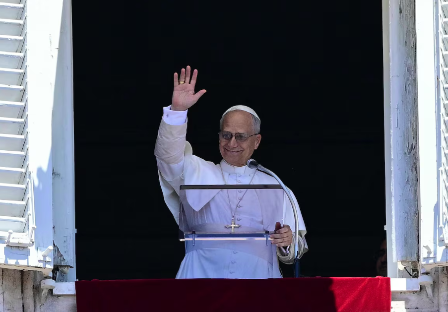 Papa Leão XIV fala para multidão da janela do palácio apostólico, na Praça de São Pedro, durante a oração do Angelus, neste dia 29 de junho de 2025.