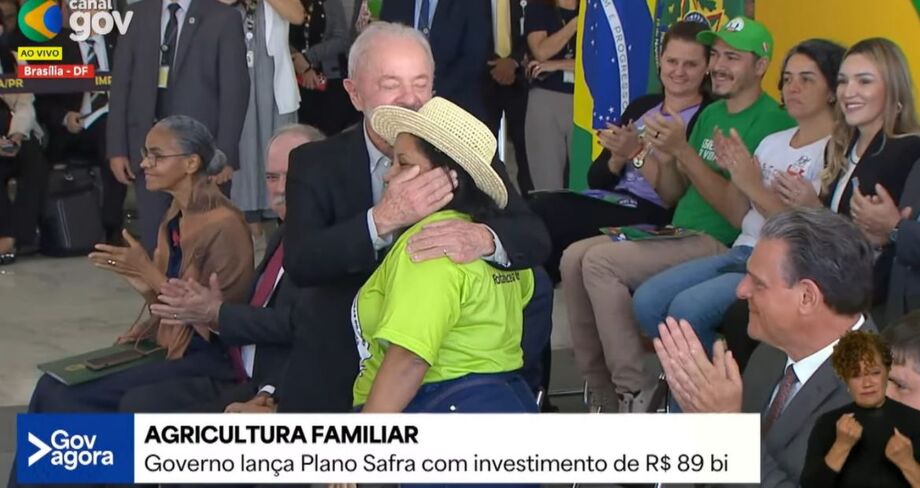 Militante gravou vídeo, conversou com o presidente e o abraçou no lançamento do Plano Safra. Foto: Reprodução CanalGov