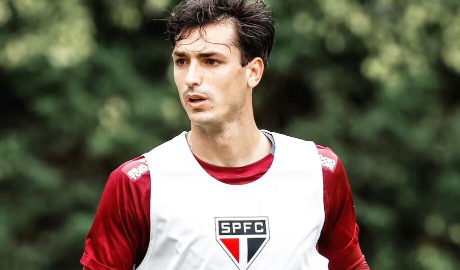 Dinenno posa com a camisa do São Paulo após assinar contrato até o fim de 2025.