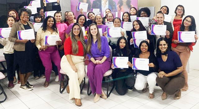 Alunas recebem certificado de conclusão do curso de Assistente Administrativo na Escola de Capacitação para Mulheres, em Campo Grande