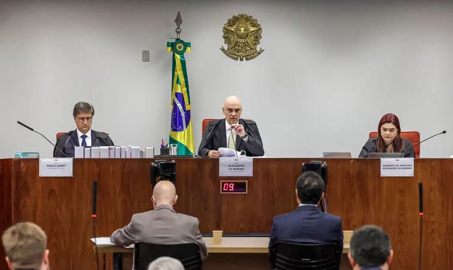 Ministro Alexandre de Moraes pede averiguação no celular de advogado após suspeita de gravação não autorizada durante audiência sobre tentativa de golpe.