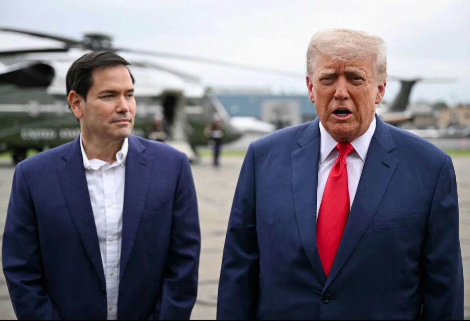 O secretário de Estado americano, Marco Rubio, ao lado do presidente Donald Trump em Morristown, Nova Jersey.