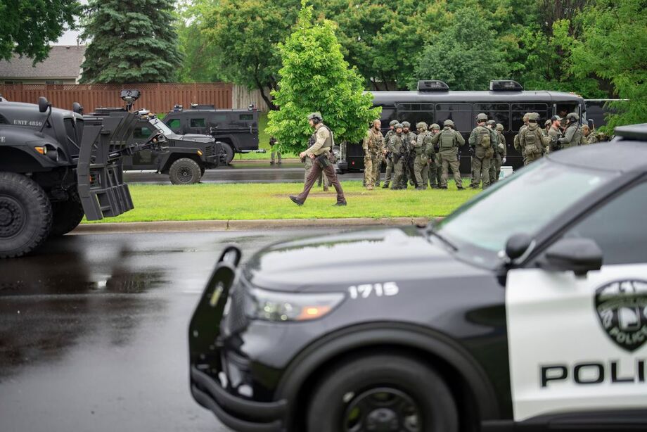 Policiais locais e o FBI se posicionam no local do crime, perto do Brooklyn Park, em Minnesota, neste sábado, 14.