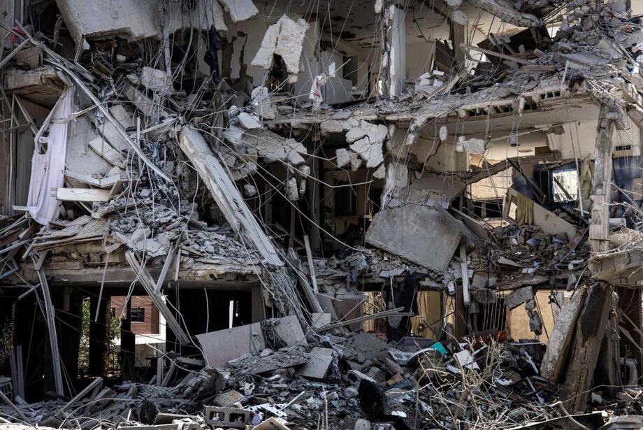 Construção em Tel Aviv, em Israel, destruída após ataques do Irã em 13 de junho de 2025.