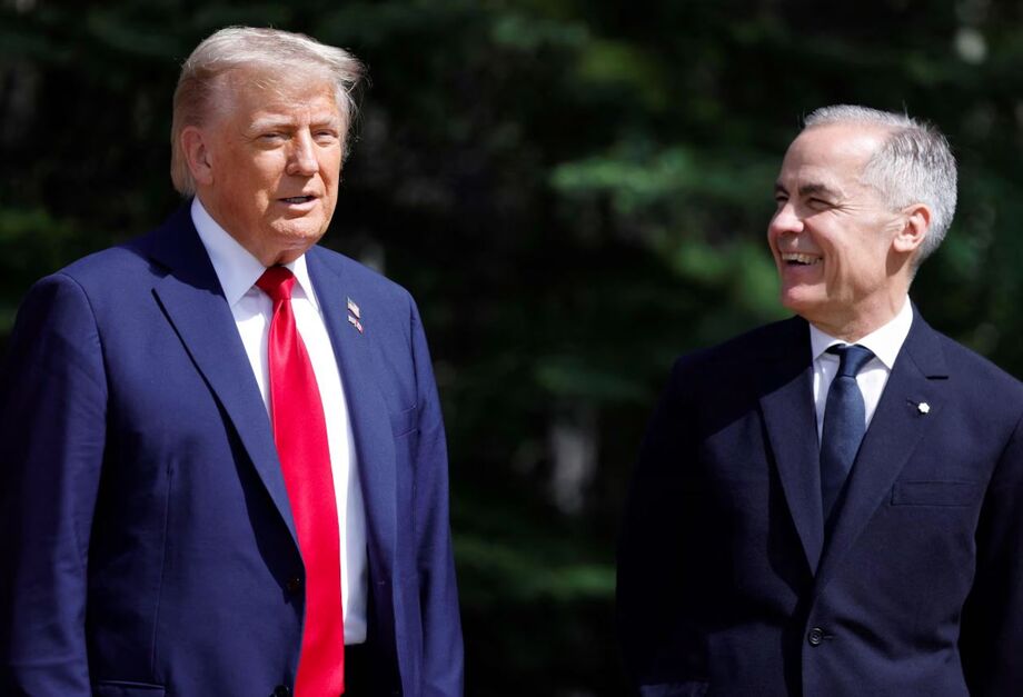 O presidente dos Estados Unidos, Donald Trump, conversa com o primeiro-ministro do Canadá, Mark Carney, em Kananaskis, Canadá.