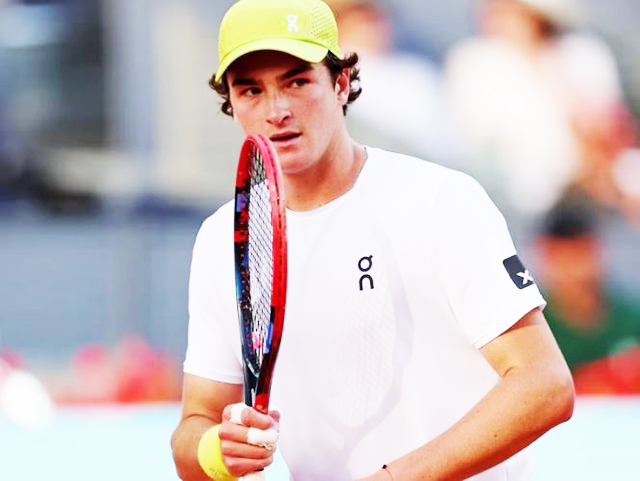 João Fonseca comemora ponto na vitória sobre Zizou Bergs no ATP 250 de Eastbourne