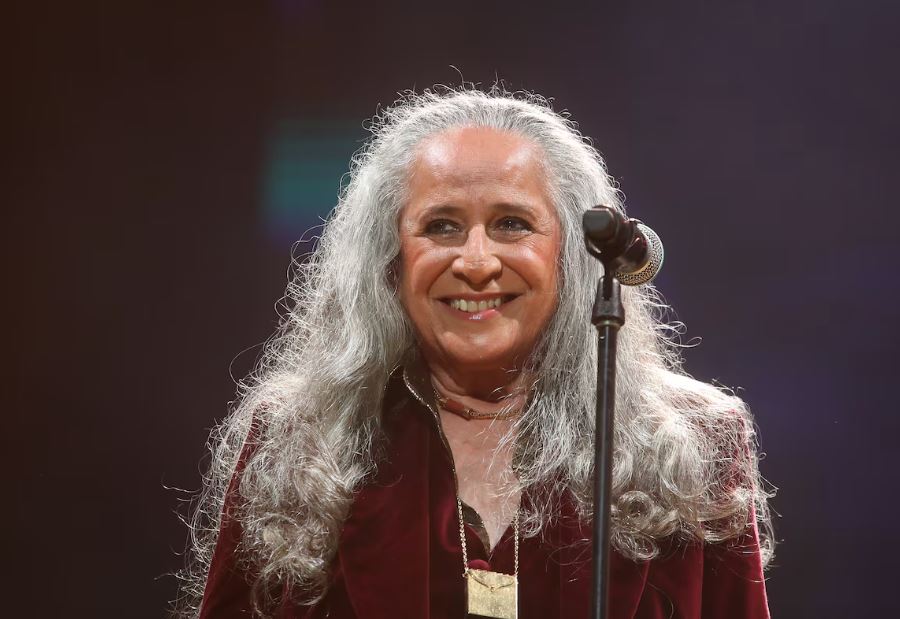 Maria Bethânia em foto de show com Caetano Veloso, em dezembro de 2024