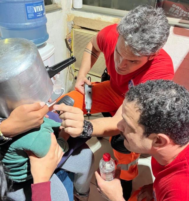 Menino recebeu atendimento de bombeiros após incidente