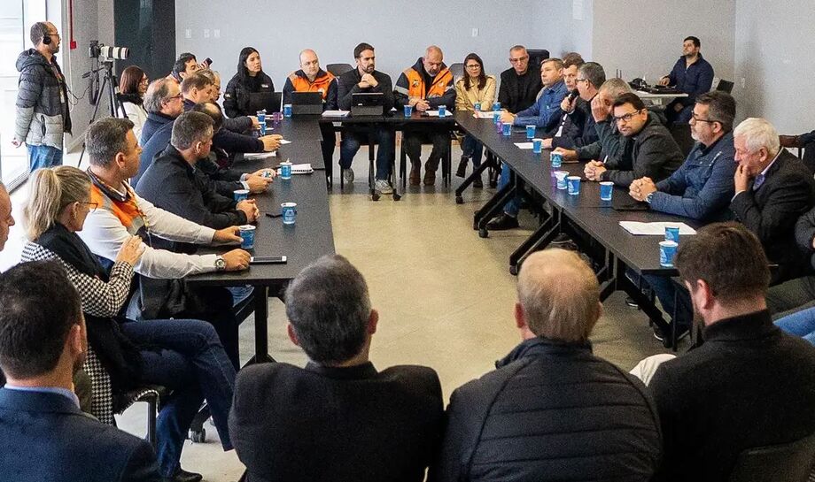 Governador Eduardo Leite se reuniu com prefeitos de 25 municípios
