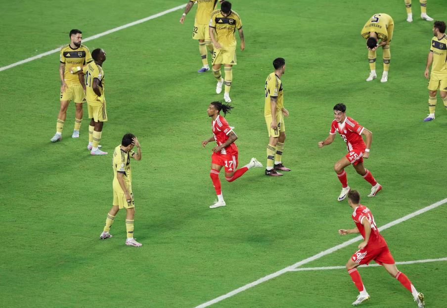 Olise marca o gol da vitória do Bayern após empate do Boca no segundo tempo