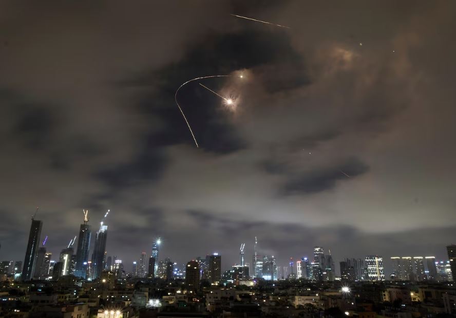 O sistema de defesa aérea de Israel dispara para interceptar mísseis durante um ataque iraniano a Tel Aviv, neste sábado, 21