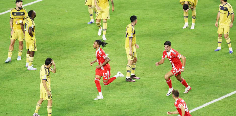 Olise marca o gol da vitória do Bayern após empate do Boca no segundo tempo.