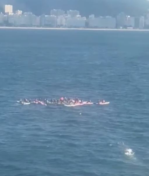 Bombeiros resgatam 73 pessoas que praticavam stand up paddle no Rio de Janeiro.