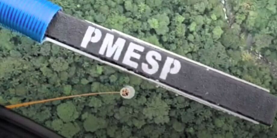 Helicóptero da PM resgatou dois homens perdidos em trilha em São Paulo.