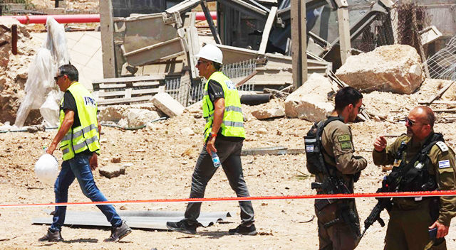 Israelenses inspecionam local atingido por míssil iraniano, em Ashdod