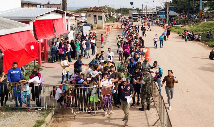 Mais de 10 mil venezuelanos cruzam a fronteira com o Brasil todos os meses em Pacaraima, no norte de Roraima