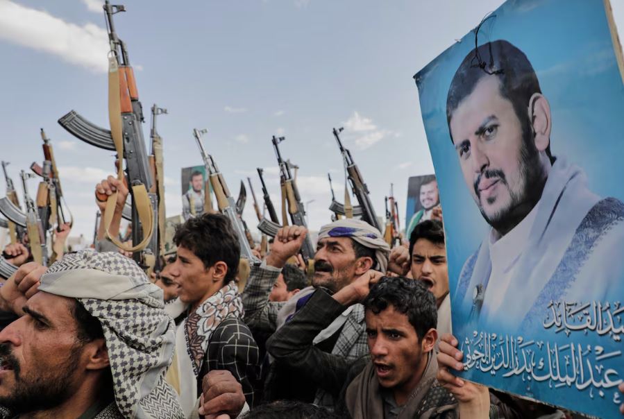Apoiadores dos Houthis seguram fotos de Abdul Malik al-Houthi, líder do movimento, durante um comício anti-EUA e anti-Israel no Iêmen em 17 de março de 2025