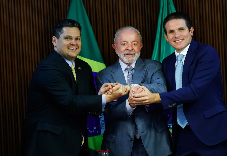 Lula com Alcolumbre e Motta: acordo desfeito na última hora e crise na relação