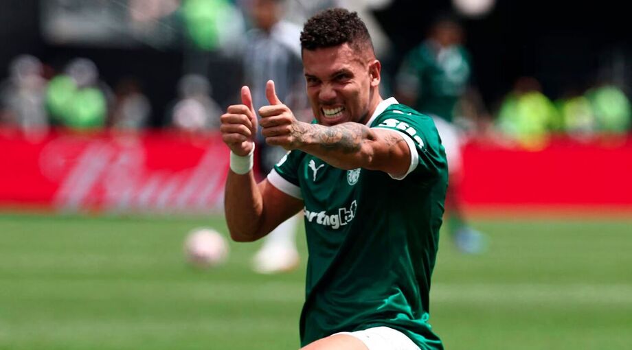 Paulinho faz sua tradicional comemoração para comemorar gol sobre o Botafogo