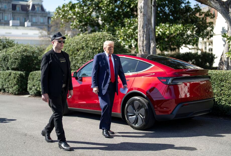Imagem mostra o presidente Donald Trump caminhando ao lado do bilionário Elon Musk junto ao Tesla vermelho, comprado em março.