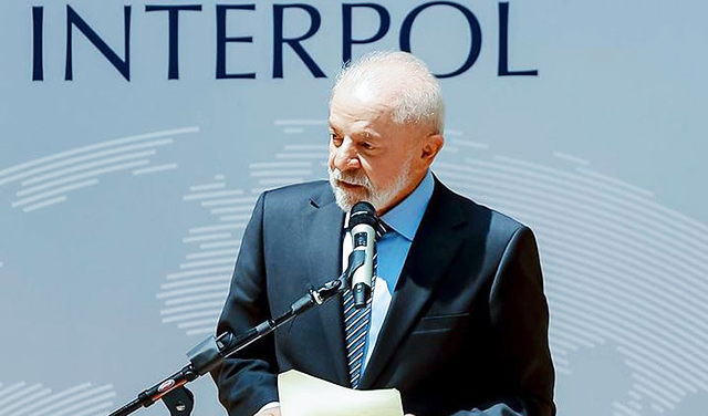 Lula recebe medalha da Interpol durante visita à sede da organização em Lyon, na França, nesta segunda-feira