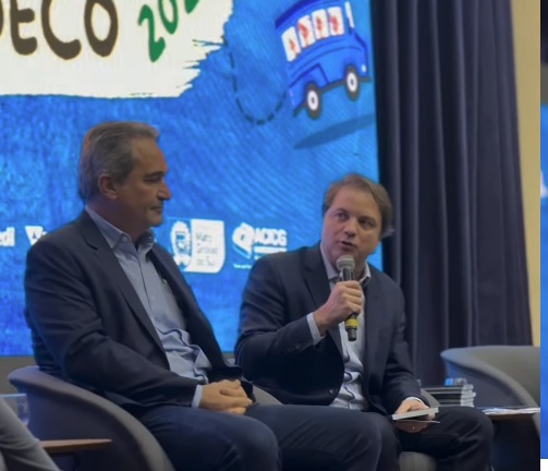 Superintendente do Sebrae, Cláudio Mendonça (à direita), participa de painel da Caravana da Sudeco 2025, ao lado de representantes do setor produtivo, em Campo Grande (MS).